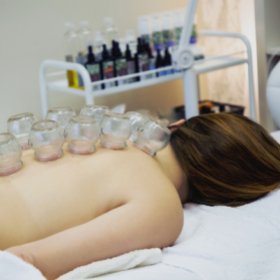 HARMONIZAČNÍ MASÁŽ ZAD S BAŇKOVÁNÍM